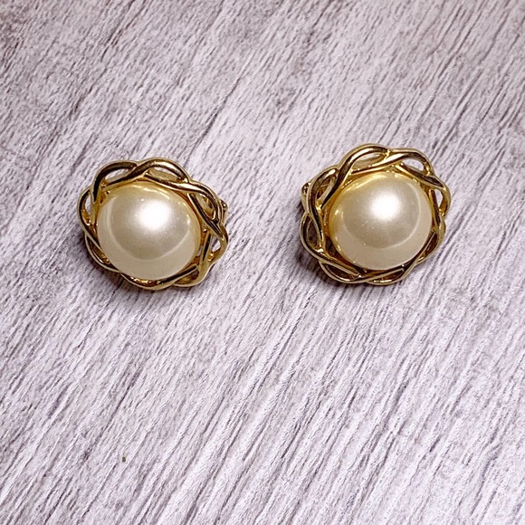 VINTAGE Trifari Clip On Earrings Jewelry Gold Tone Pearl